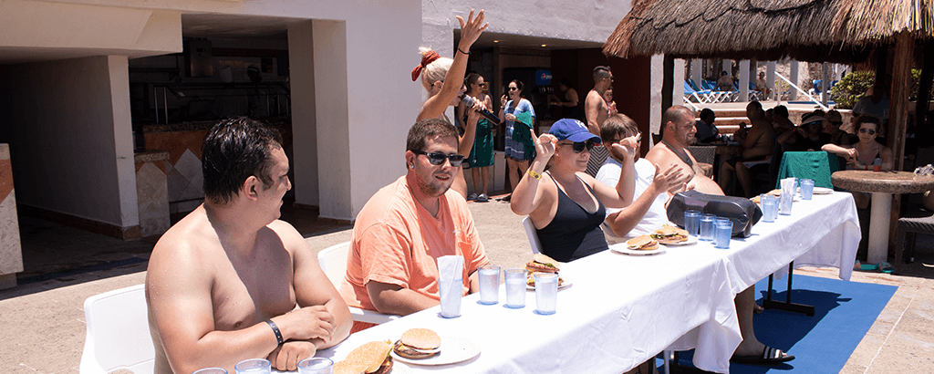 Hamburguer eating contest in Royal Solaris Cancun