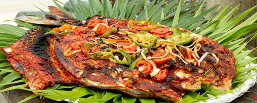 platillo pescado Tikin-xic encima de hoja verde, comida tipica de isla mujeres y cancun