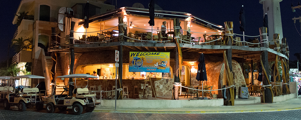 restaurante bar en isla mujeres por la noche